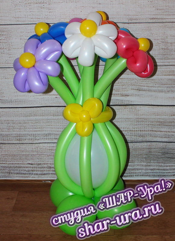 цветные ромашки из шаров в вазе
