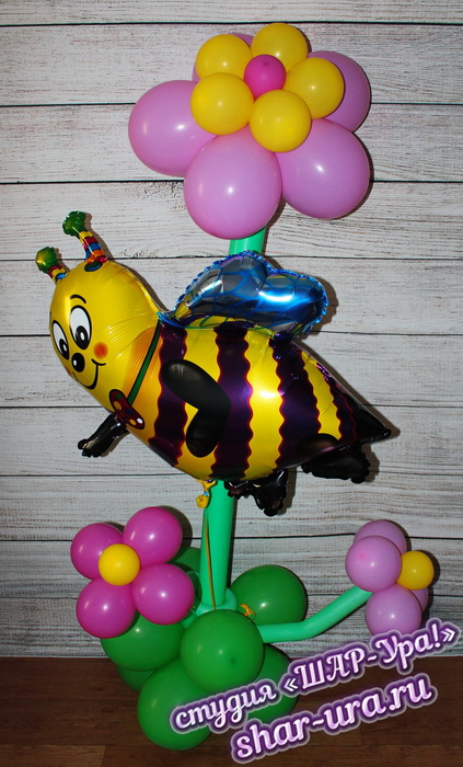 пчела с цветком из шаров